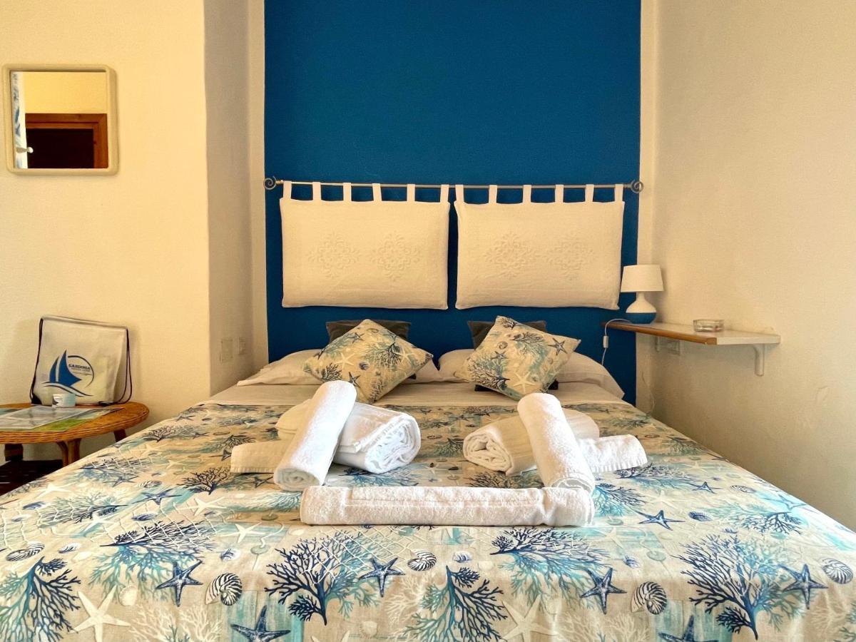 דירות San Teodoro Punta Est Delizioso Monolocale Vista Mare מראה חיצוני תמונה